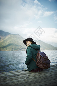 湖边欣赏风景的女人图片