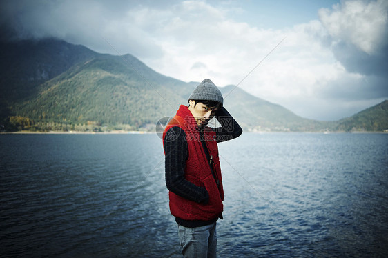 湖边欣赏风景的男人图片