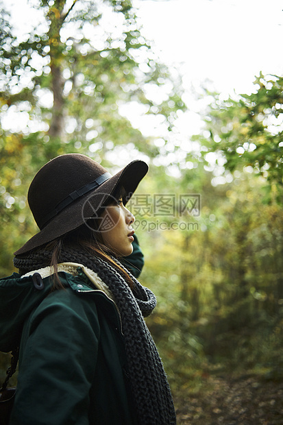 徒步探索森林的女人图片