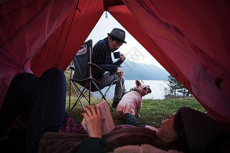 一对夫妇在帐篷里放松图片