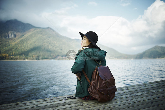 在湖边欣赏风景的女人图片