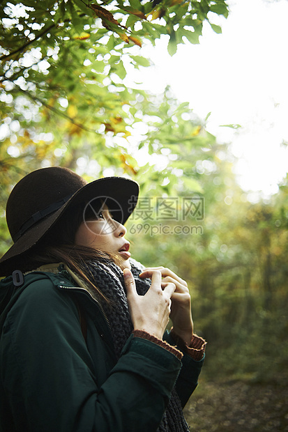 徒步探索森林的女人图片