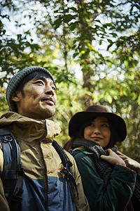 中年夫妇在森林里散步图片