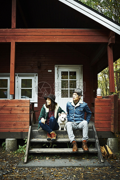 坐在度假小屋门口的夫妇图片