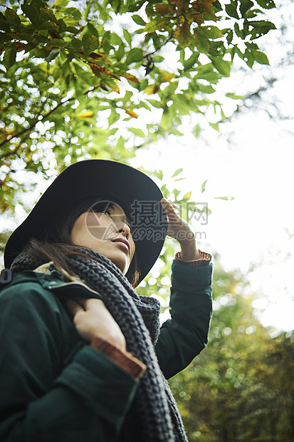 户外散步旅行的女性图片