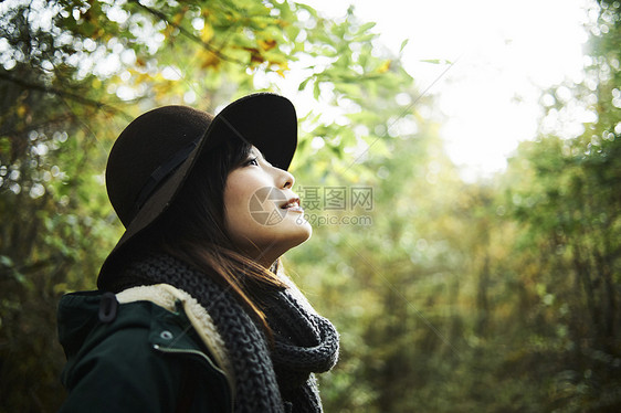 森林里观光徒步的女性图片