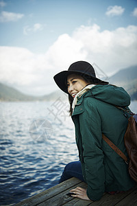 湖边欣赏风景的女性图片