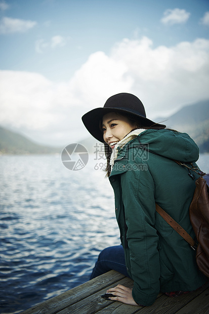 湖边欣赏风景的女性图片