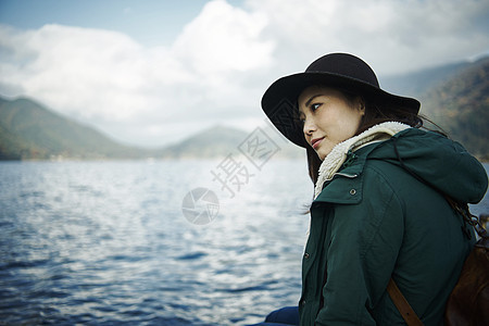 在湖边放松的妇女图片