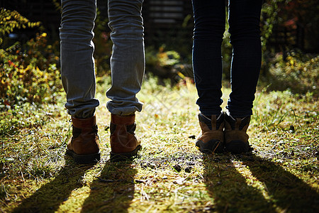 山峰 朝阳两个人行走情侣的脚背景