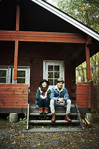 在森林小木屋休息的夫妻图片