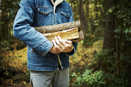 携带木柴的男人图片