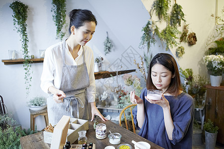 导购给客人介绍有机化妆品图片