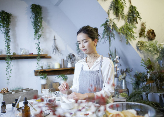 女性在研制调配护肤品图片