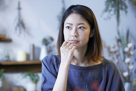 花店里的年轻女性图片