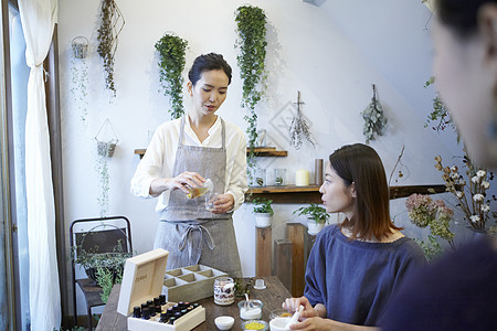 店员向顾客展示混合精油图片