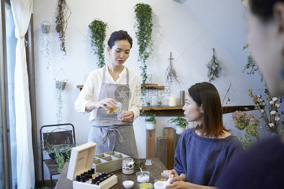 店员向顾客展示混合精油图片