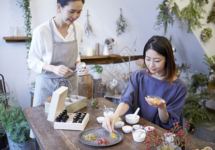 店员向顾客介绍香薰精油图片