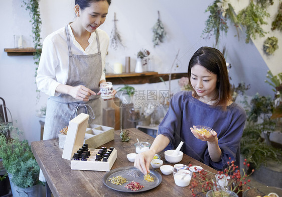 店员向顾客介绍香薰精油图片