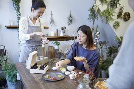 店员向顾客介绍香薰精油图片