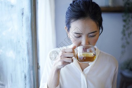 窗边喝茶的女人图片