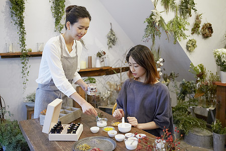 店员向顾客介绍香薰精油图片