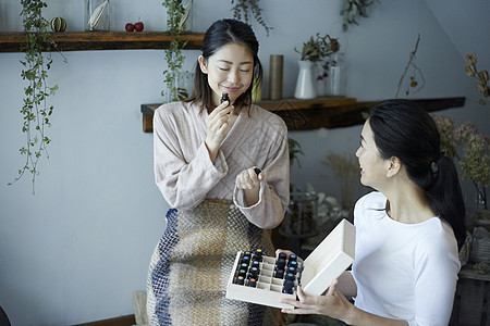 店员向顾客介绍香薰精油图片