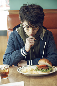 在餐厅吃午饭汉堡的男人图片
