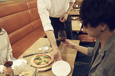 服务员给男顾客端菜图片素材