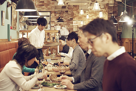 瘦身亚洲饮食在时尚的餐厅享用晚餐图片