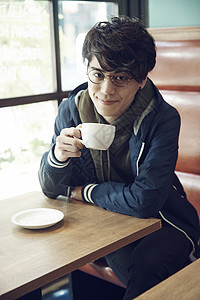 阳光帅气的男孩在咖啡馆喝咖啡图片