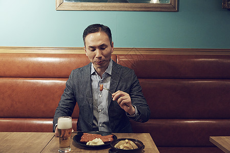 餐厅里的男性在吃饭就餐图片