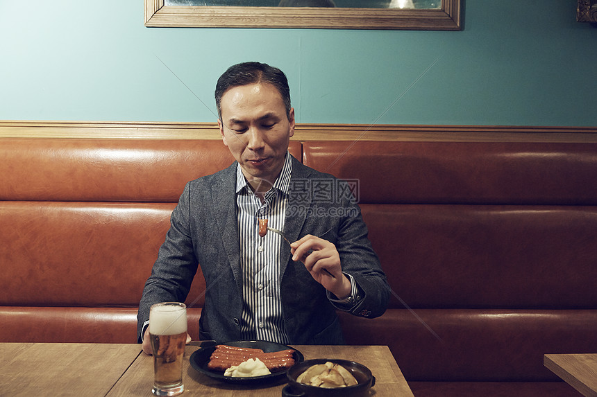 餐厅里的男性在吃饭就餐图片