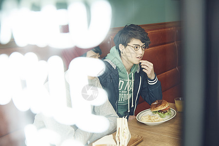 餐厅里就餐吃饭的年轻人图片