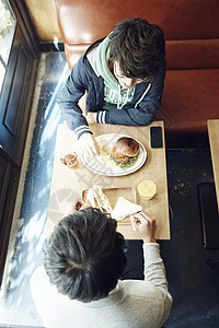 在咖啡馆吃下午茶的男性图片