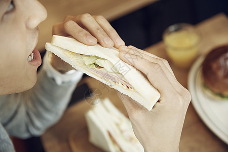 一个人在咖啡馆吃午饭图片