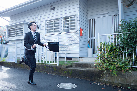 屋外奔跑的商务男性图片