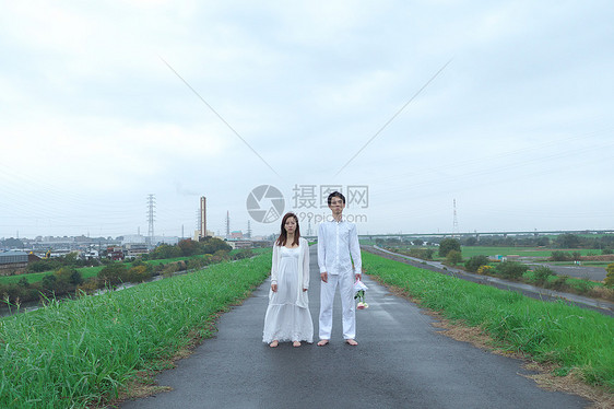 站在马路上的一对男女图片