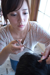 新婚妻子帮丈夫剪头发图片