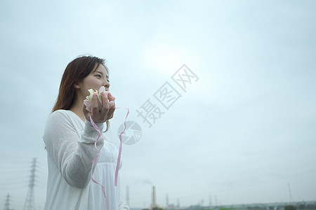 洒花瓣的女性图片