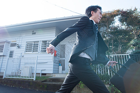 成熟男子出门上班图片素材