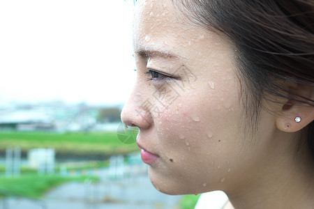 被雨淋湿的女人脸部特写图片