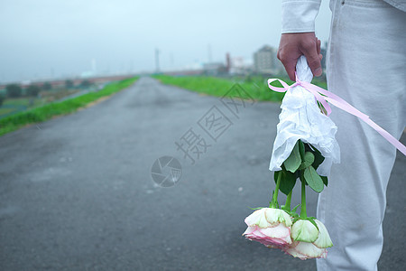 手拿鲜花特写图片