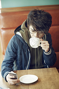 男人独自在咖啡馆喝咖啡图片