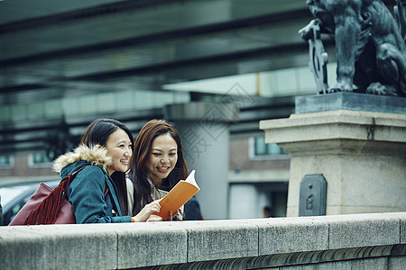 女性朋友一起旅行图片