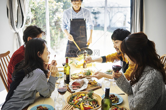 朋友们在餐厅聚会吃饭图片