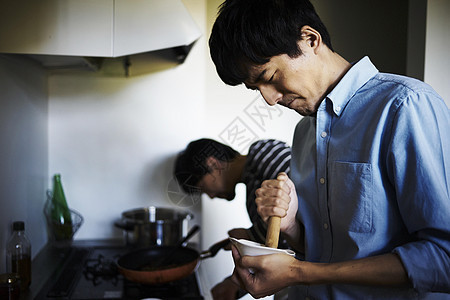 男人和朋友一起做饭图片