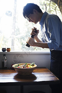 男人在烹制美味食物图片