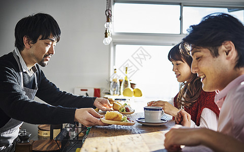 男人和女人在咖啡馆喝咖啡吃下午茶图片