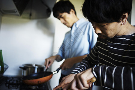 烹饪食物的男性图片
